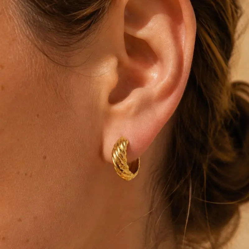 14mm Huggie oorbellen gold plated croissant met kliksluiting