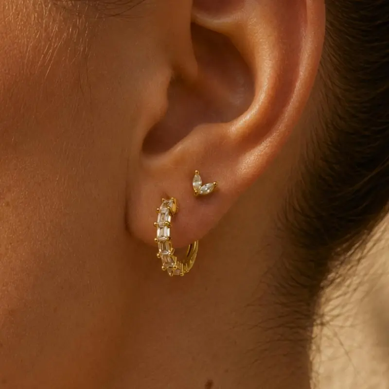 16mm Gold plated zilveren oorbellen met witte zirkonia steentjes Ciara
