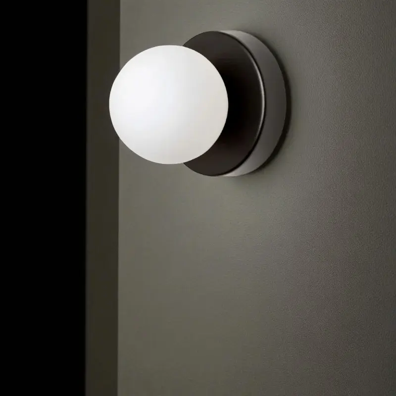 Astrum - Wandleuchte mit Glaskugel elegant