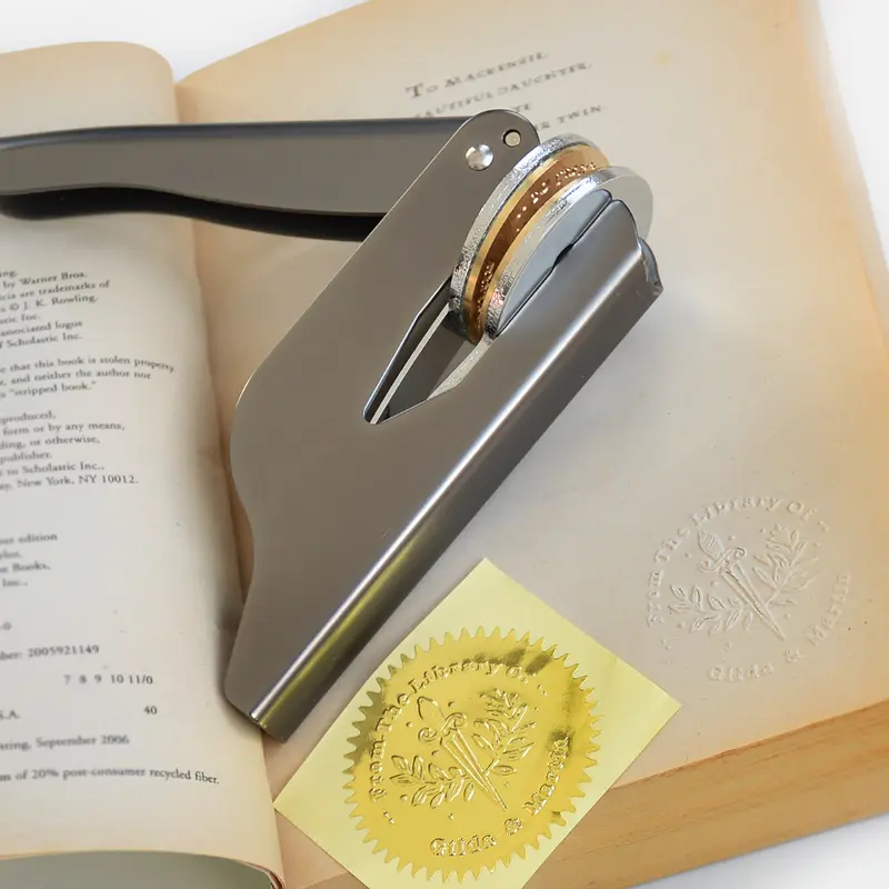 Boekembosser – persoonlijke reliëfstempel voor boeken en papier