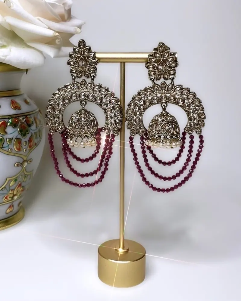 Bronskleurige Chandbali oorbellen met jhumka en donkerroze kralen