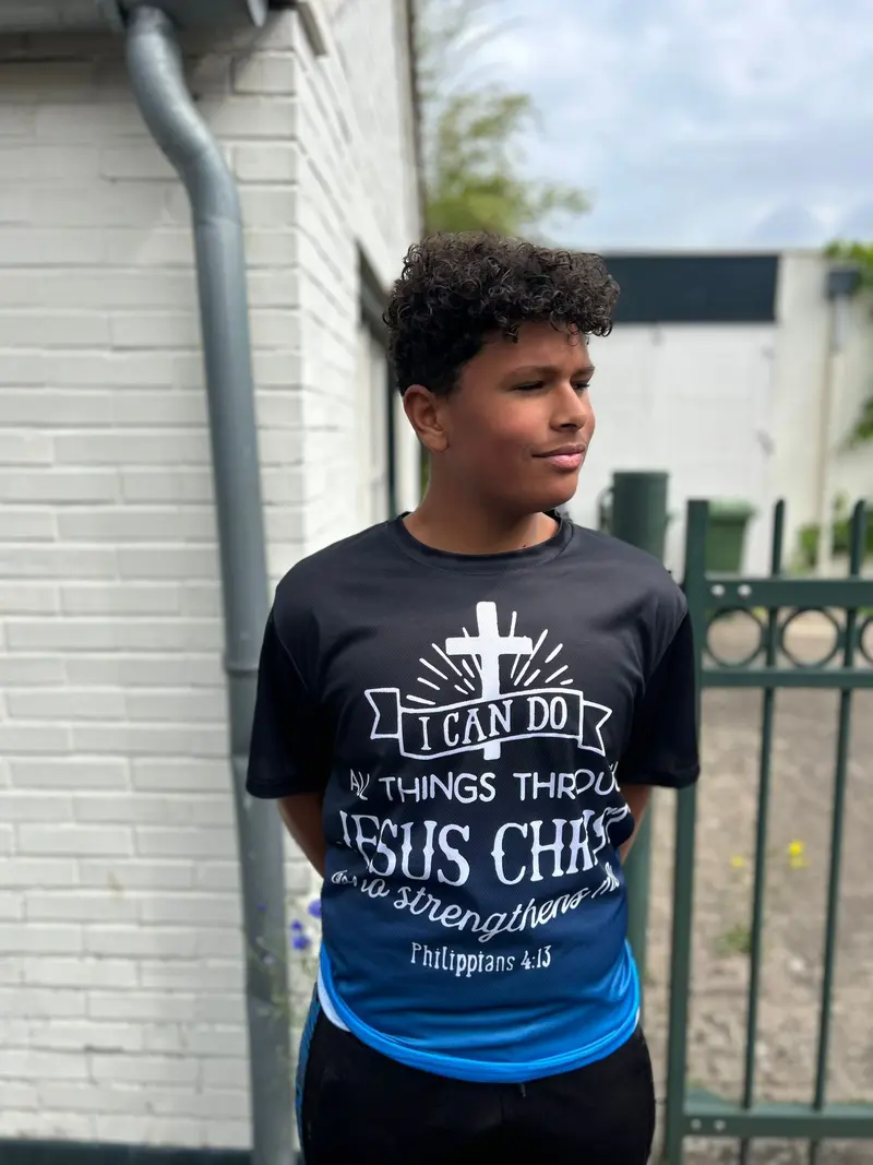 Christus T-Shirt – Hemel Gecertificeerd, Zwart Katoen met Krachtige Witte en Blauwe Print