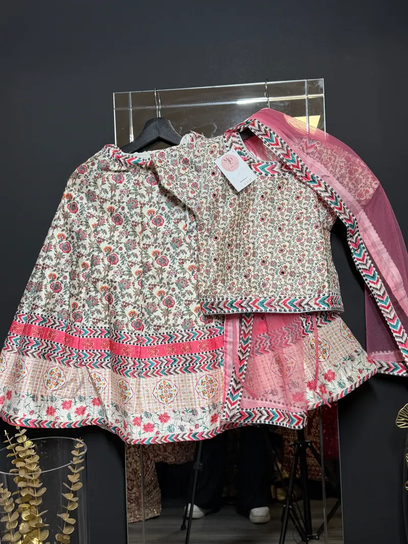 Crème bloemen lehenga met roze dupatta
