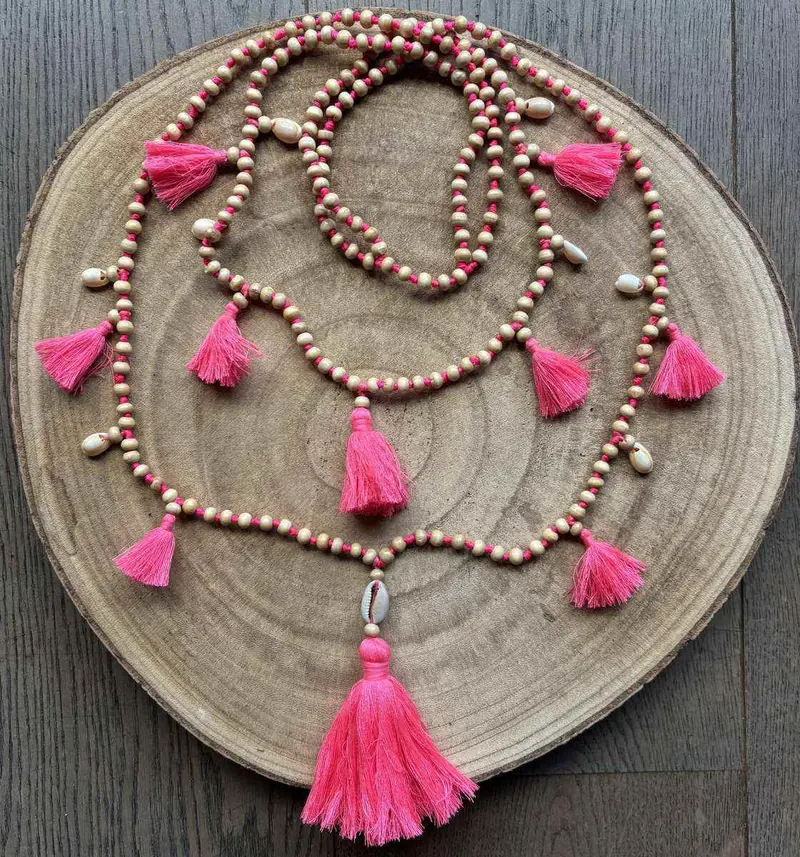Dames ketting Dubbel Naturel kralen met fuchsia roze kwastjes