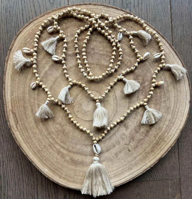 Dames ketting Dubbel Naturel met Naturel kwastjes.
