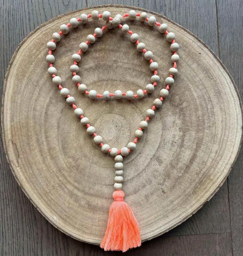 Dames ketting met Naturel kraal en fluor Oranje kwast