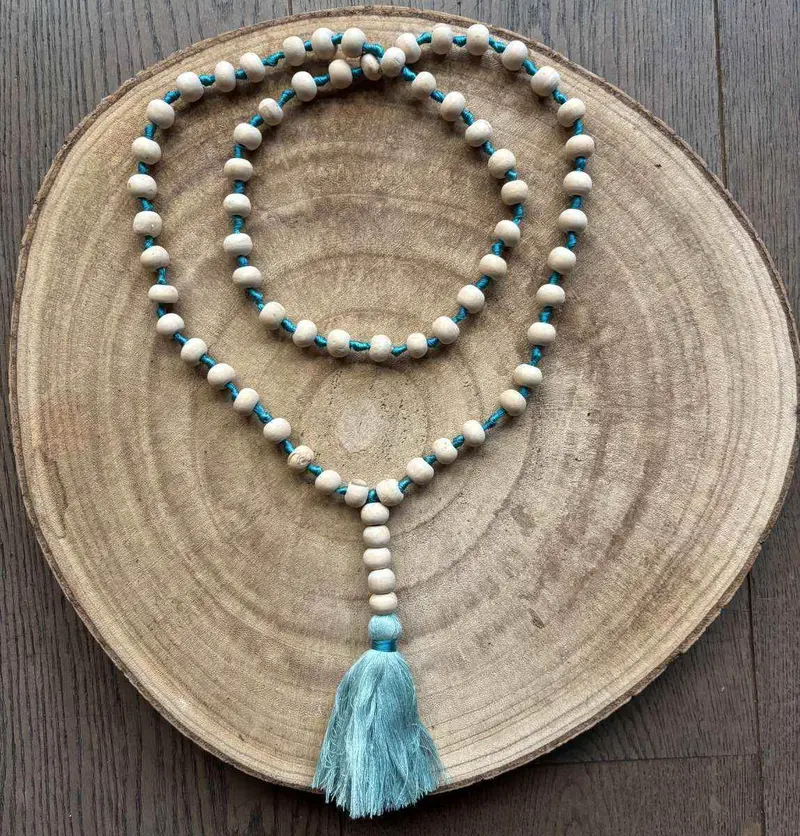 Dames ketting Naturel kraal met Aqua kleurige kwast