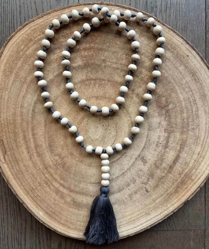 Damesketting met grijze kwast