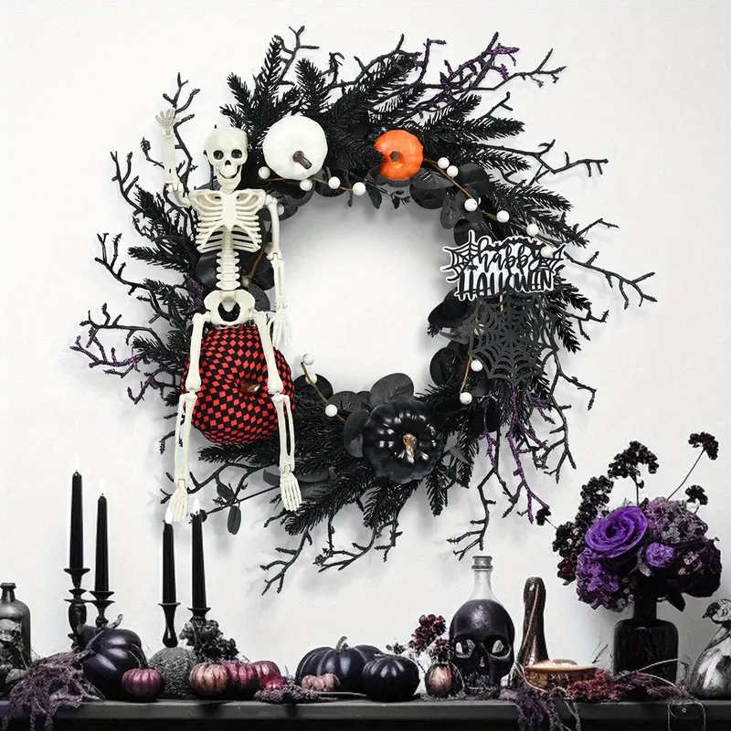 Deurkrans voor Halloween – buigbaar skelet tussen takken en pompoenen