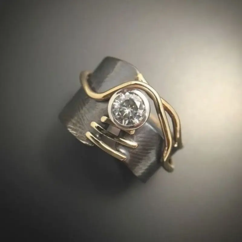 Dunkler Vintage-Ring mit Zirkonia