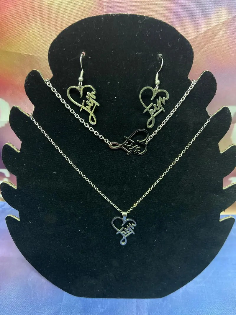 Elegante Zilveren Faith Set – Ketting, Armband & Oorbellen met Sierlijke Inscriptie