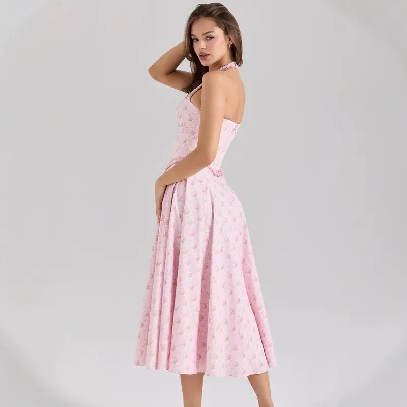 Elegantes, romantisches Brautkleid mit geschwungenem Ausschnitt und floralem Muster