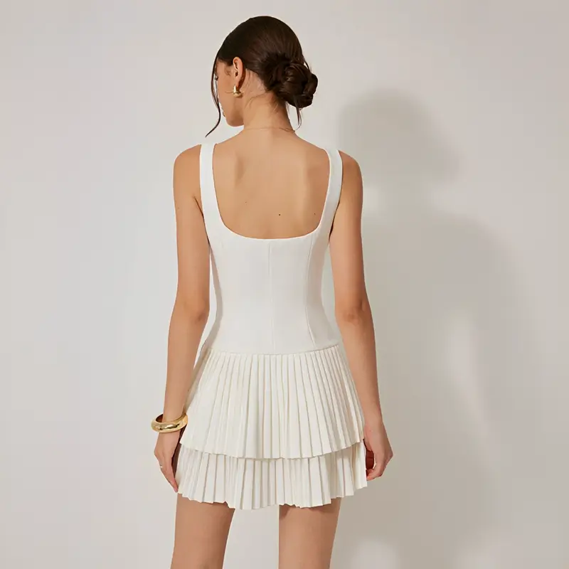 Eunice - Kleid mit quadratischem Faltenmuster