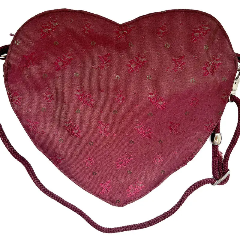 Feesttasje in hartvorm – brokaat met bloemdessin en losse crossbodyriem
