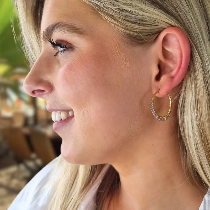 Gold plated zilveren hoop oorbellen met paarse amethist steentjes - Sofia