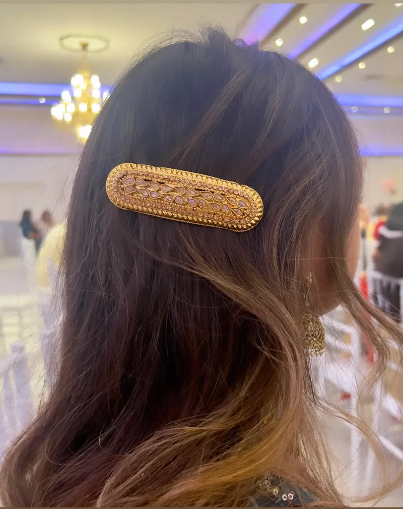 Goudkleurige grote haarspeld met stenen