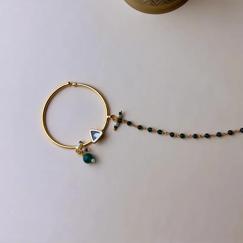Goudkleurige grote kundan neusring in verschillende kleuren