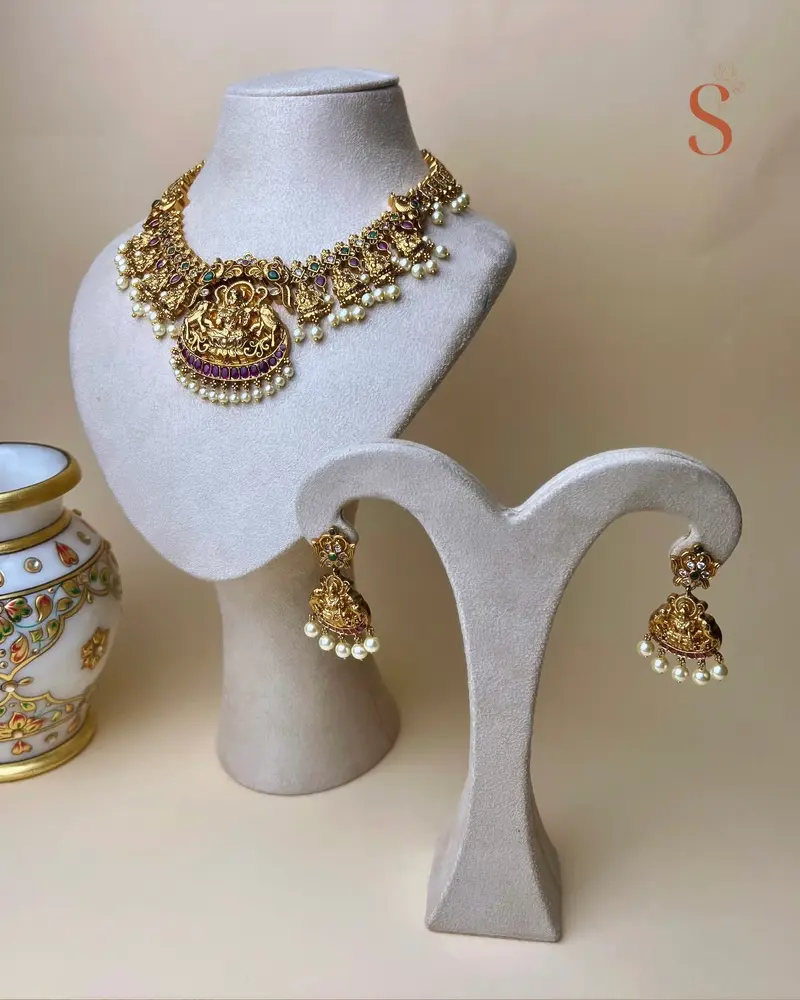 Goudkleurige grote sieradenset met de afbeelding van godin Lakshmi en gekleurde stenen