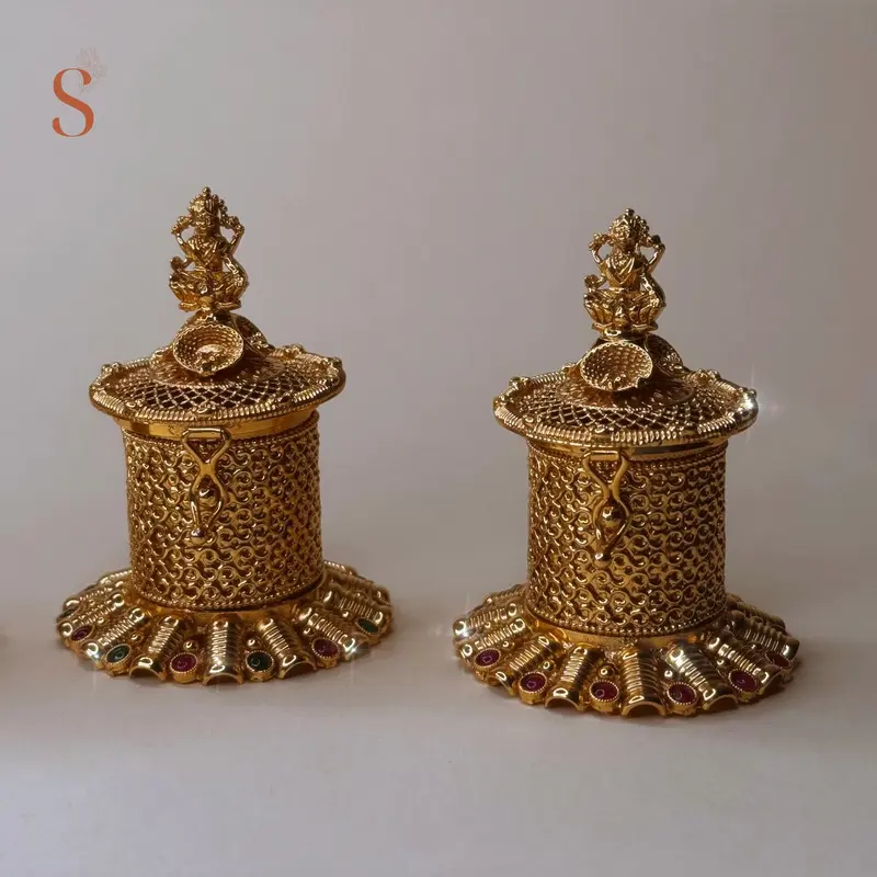 Goudkleurige grote sindoorhouder met godin Lakshmi