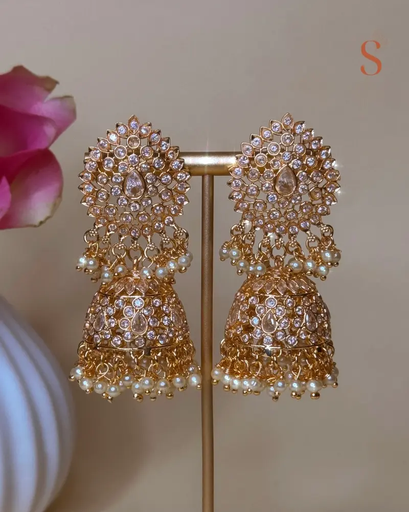 Goudkleurige klassieke jhumka oorbellen met glinsterende stenen - in 4 kleuren