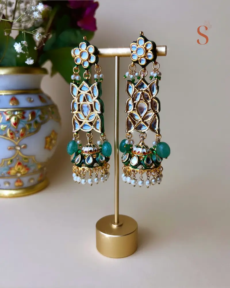 Goudkleurige kundan oorbellen met jhumka en groene stenen