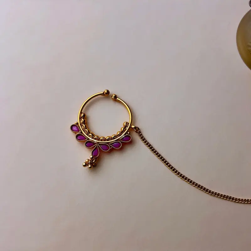 Goudkleurige middelgrote neusringen met roze stenen