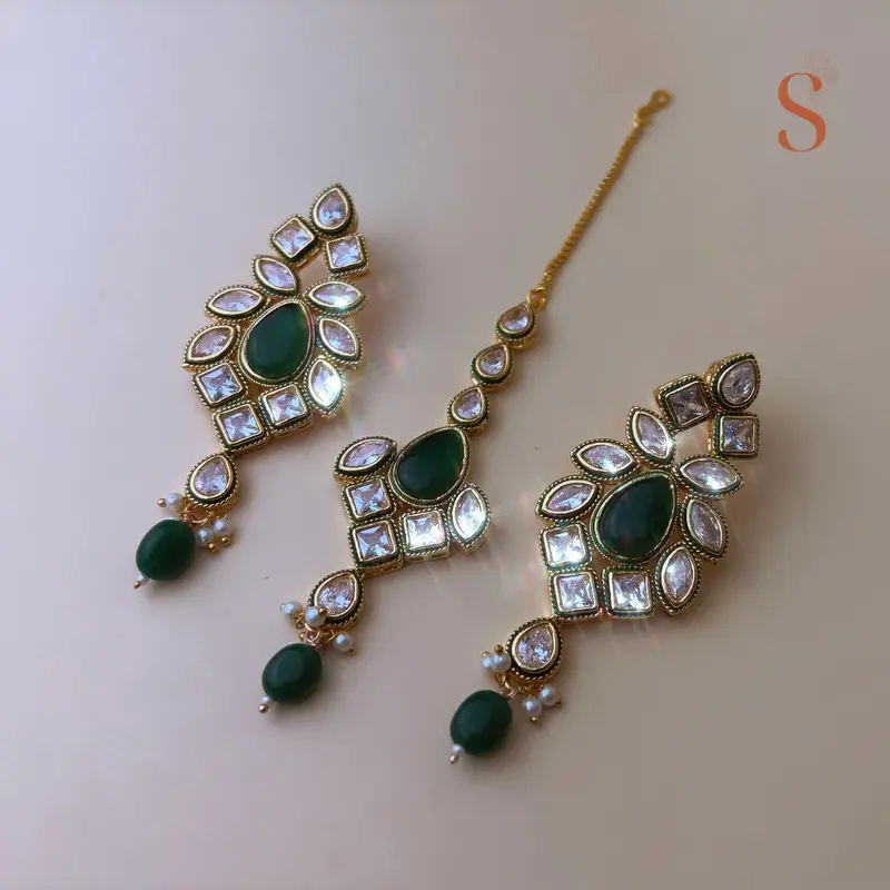 Goudkleurige oorbellen & hoofdsieraad met groene stenen