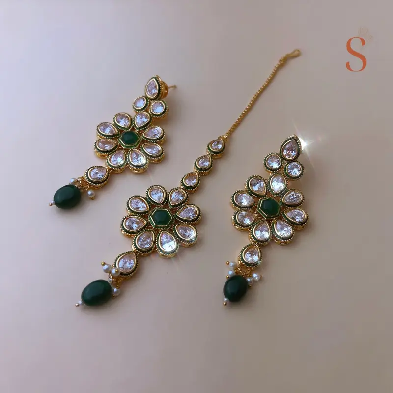 Goudkleurige oorbellen & hoofdsieraad met groene stenen