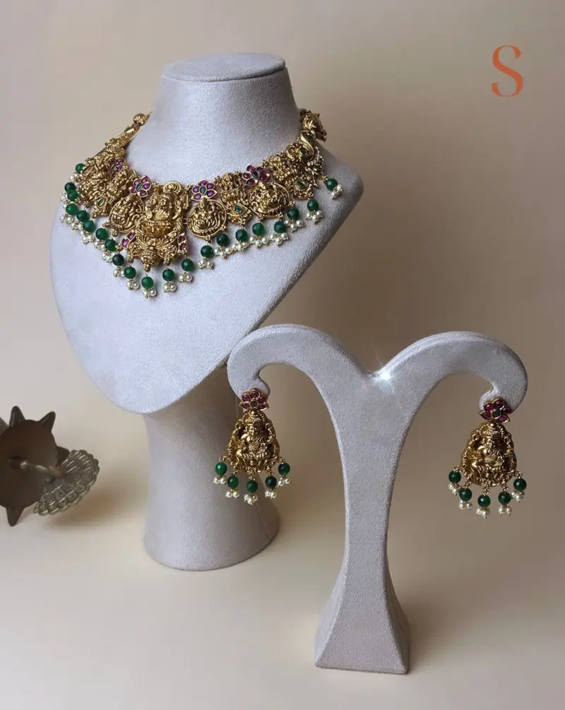 Goudkleurige sieradenset met godin Lakshmi, donkerroze en groene stenen