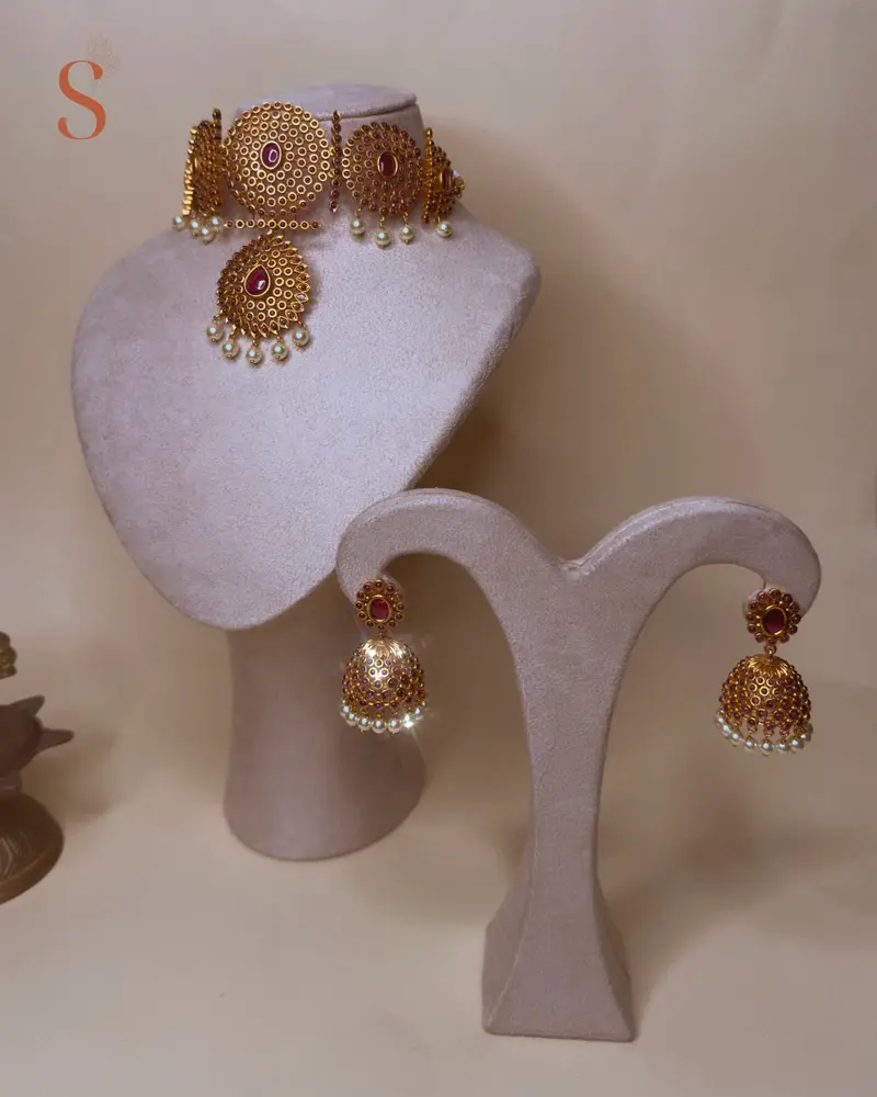 Goudkleurige sieradenset met grote choker ketting en jhumka oorbellen