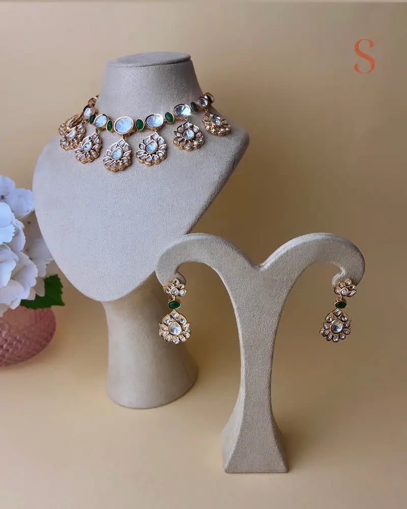 Goudkleurige sieradenset met schitterende kundan stenen en groene details