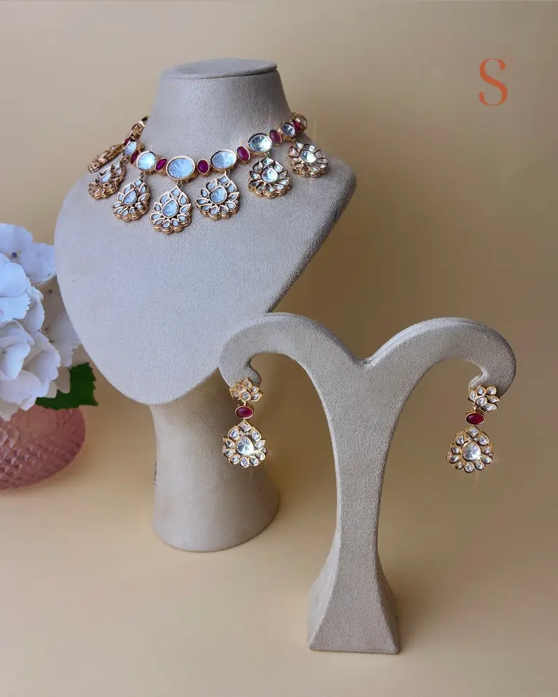 Goudkleurige sieradenset met schitterende kundan stenen en roze details