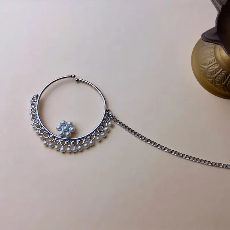 Grote ronde zilverkleurige neusring met parels