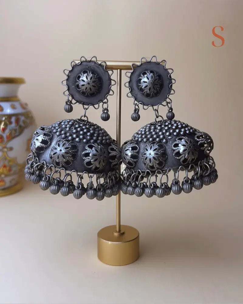Grote zilverkleurige geoxideerde jhumka oorbellen met belletjes