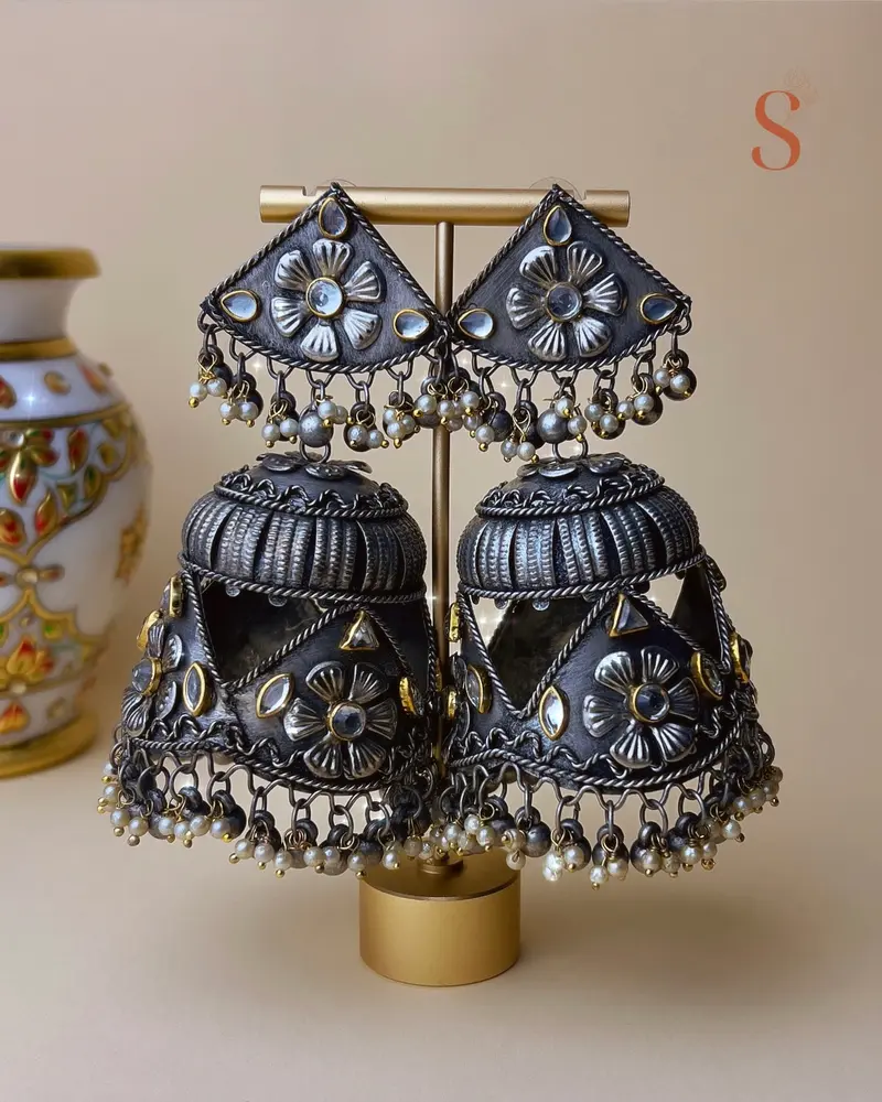 Grote zilverkleurige geoxideerde jhumka oorbellen met stenen en pareltjes