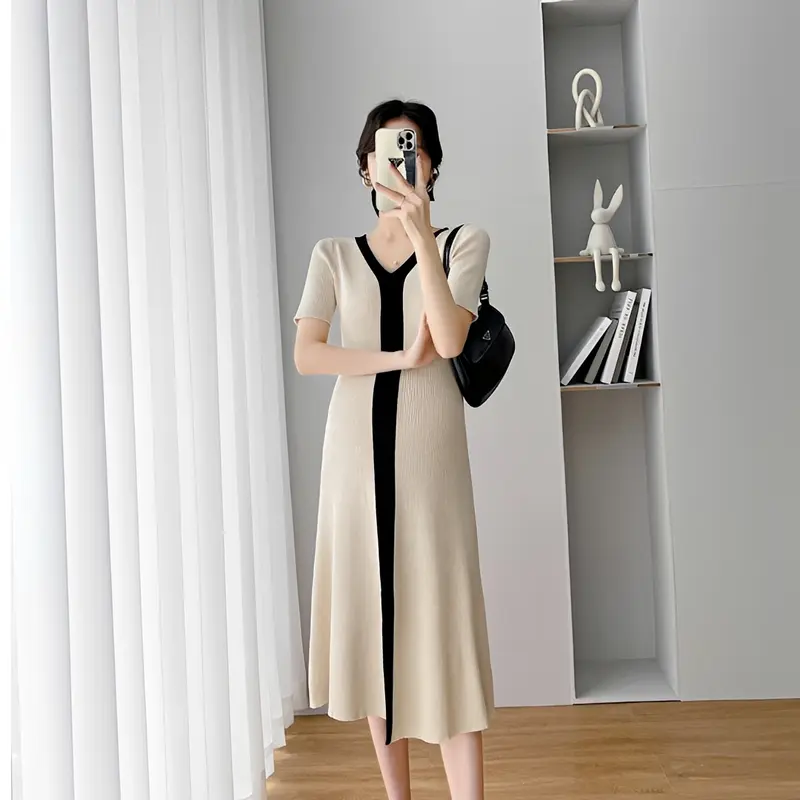 Jeanet - Elegantes V-Ausschnitt Midikleid