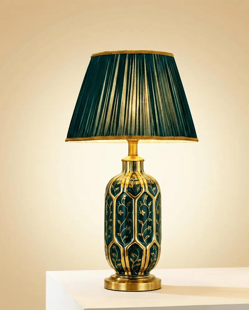 Keramieklamp – groene voet met messingkleurige lijnen en geplooide stofkap