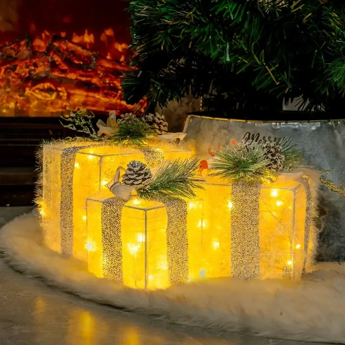 Kerstpakjes met licht – decoratieve dozen met dennenappels en ijzig groen