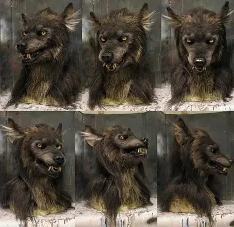 Latexmasker weerwolf – oplichtende ogen en oren aan een trekkoord