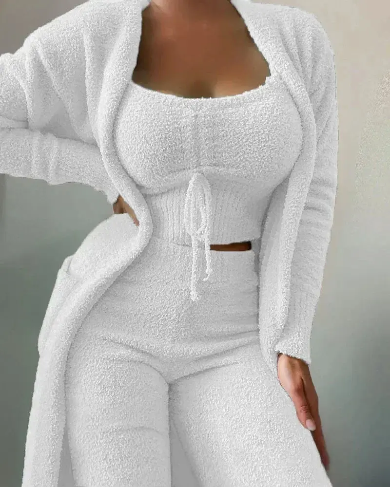 Loungeset van pluche – top, lange broek en jasje in dezelfde zachte stof