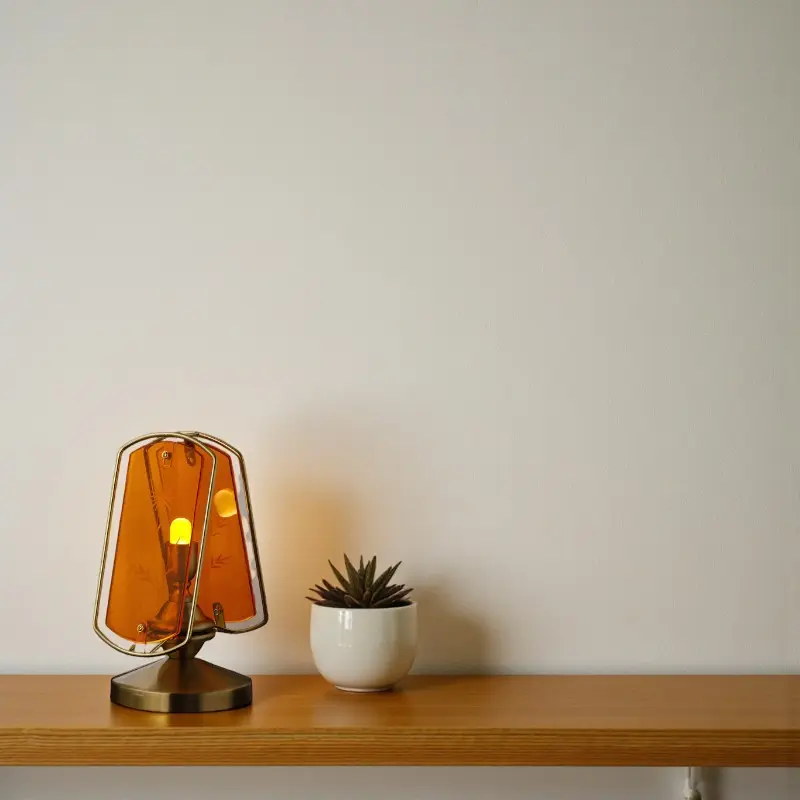 Lumiera - Tischlampe mit graviertem Blumen-Lampenschirm