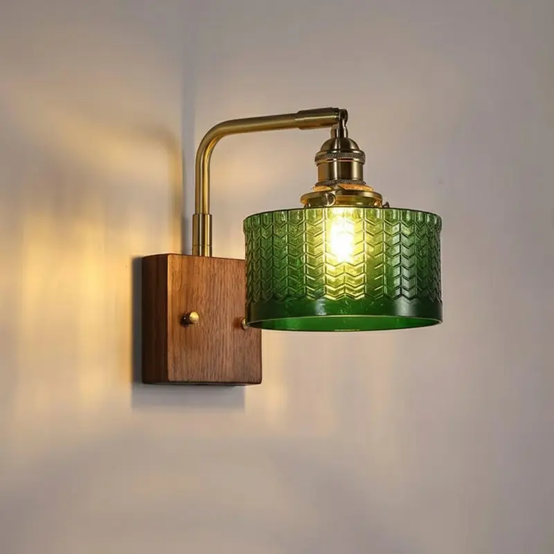 Muurlamp met glazen kap – houten voet, koperdetails en E27-fitting