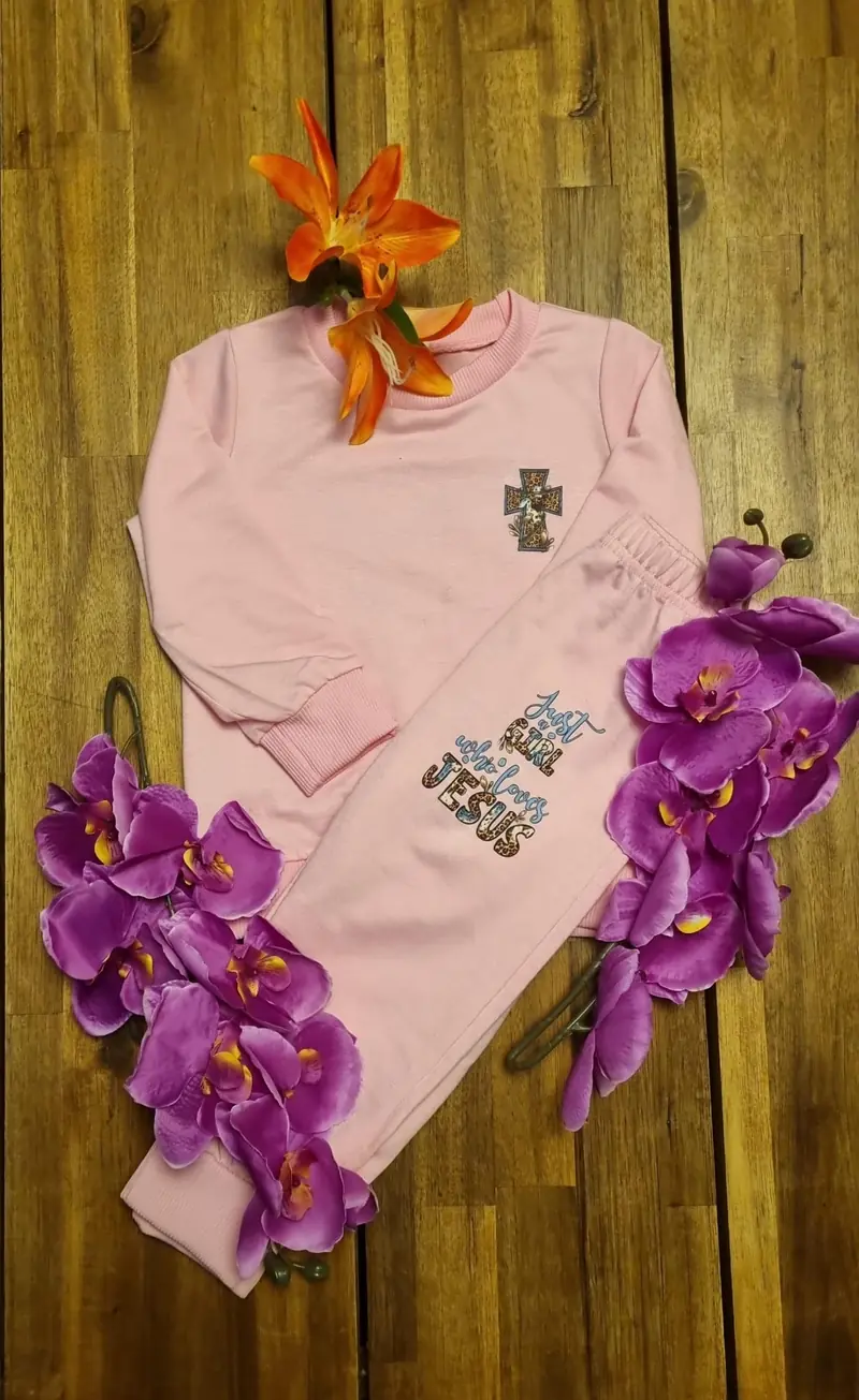 Najaars joggingpakje maat 104/110 zacht roze met blauwe letters en 🐆print. JAGWLJ