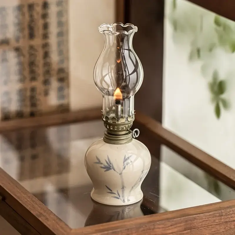 Olielamp van keramiek – handgemaakte voet en regelbare vlam achter glas