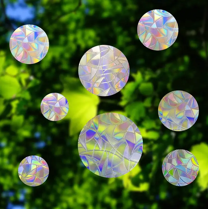 Raamstickers die zonlicht in regenboogkleuren door je kamer sturen