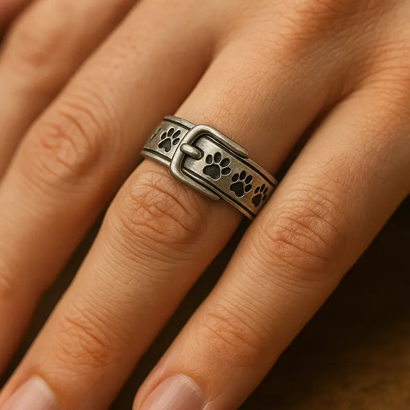 Ring mit einem niedlichen und eleganten Halsband in Form eines Hundes