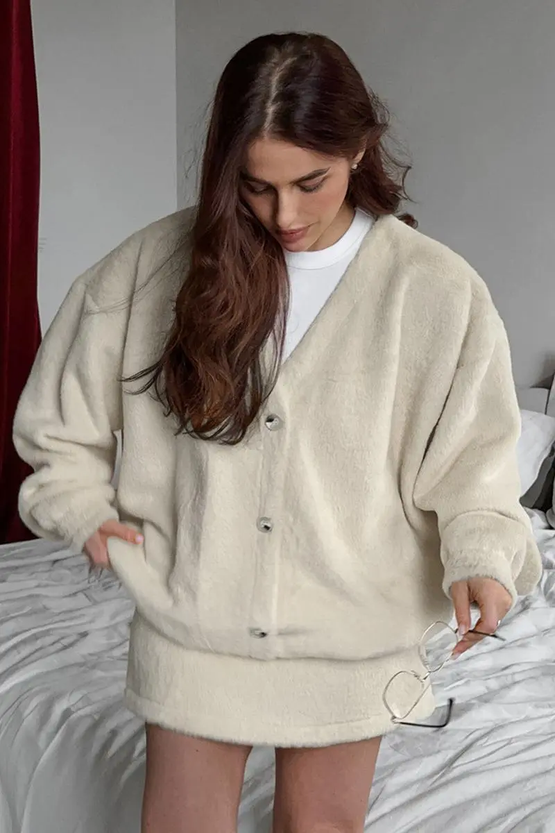 Schickes Set aus langärmeligem Mantel und High-Waist-Minirock