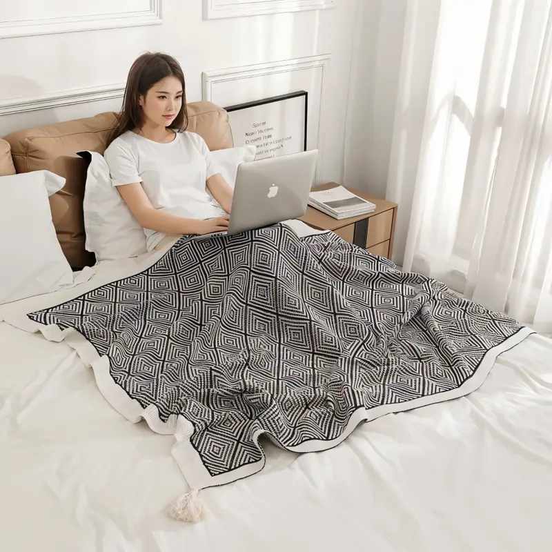 Schlafix - Schwarz-Weiße geometrische Fleece Decke aus