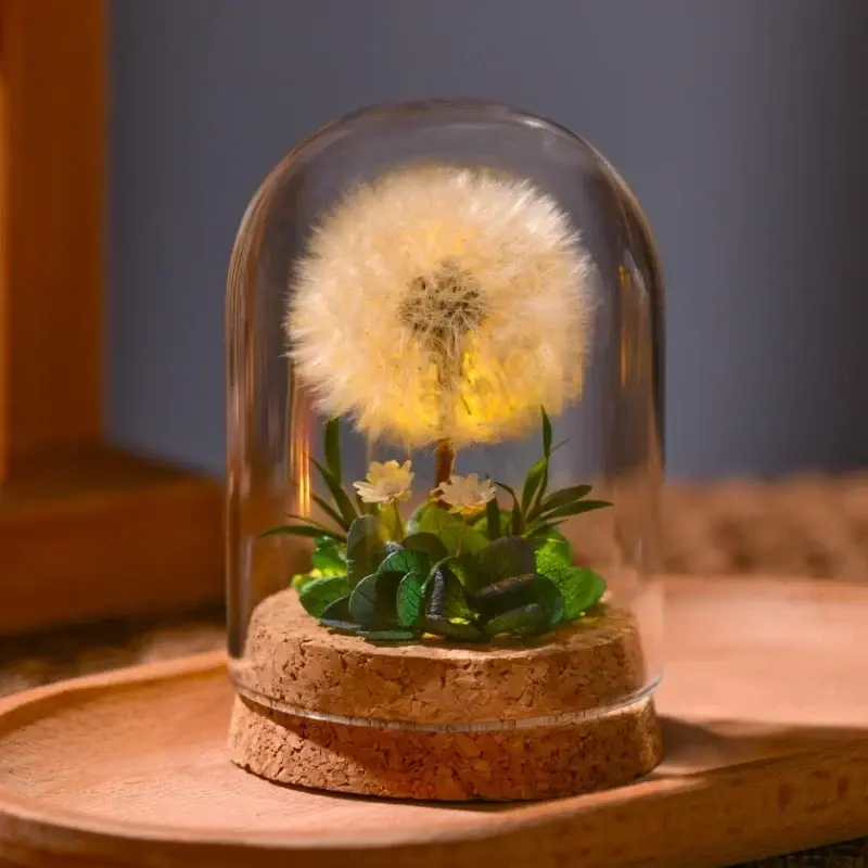 Sfeerlamp met echte gedroogde bloemen onder een glazen stolp