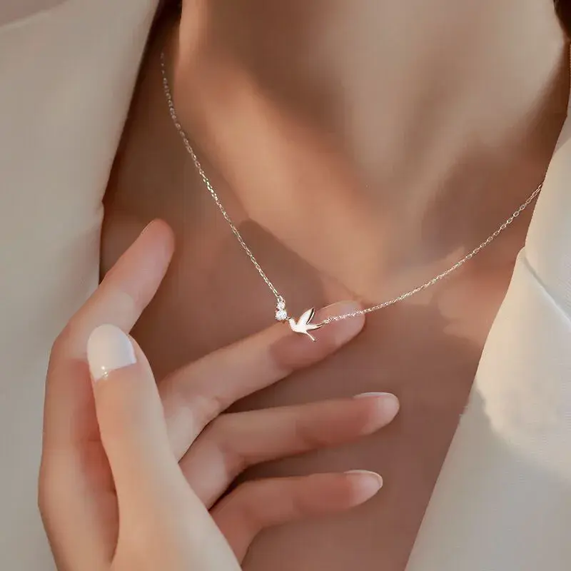 Silberne Tauben-Halskette für Damen – Elegantes Schmuckstück mit Friedensvogel-Anhänger